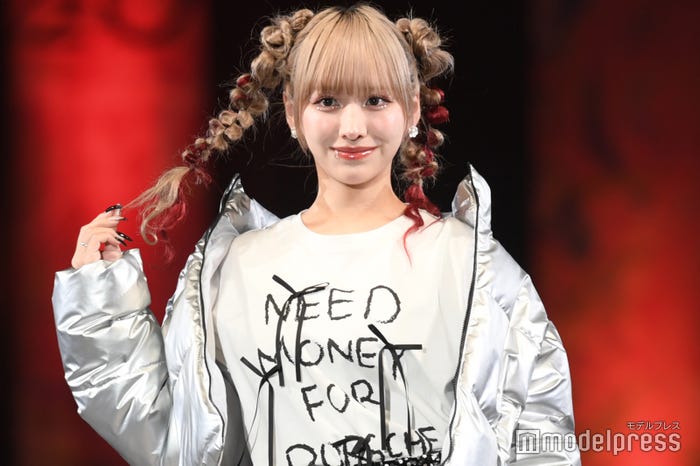 金髪の重川茉弥(C)モデルプレス