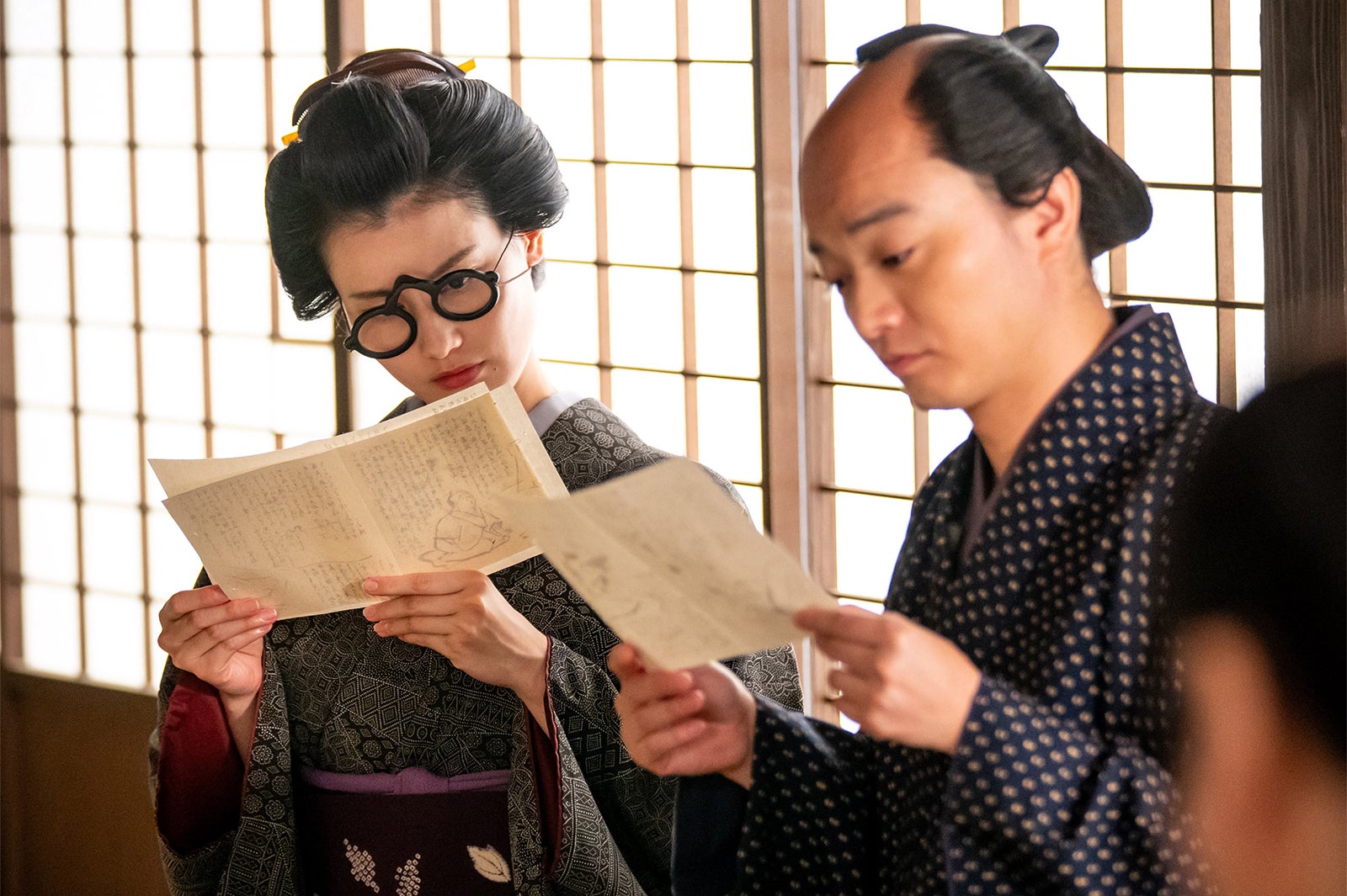 橋本愛、染谷将太「べらぼう～蔦重栄華乃夢噺～」第29話（C）NHK