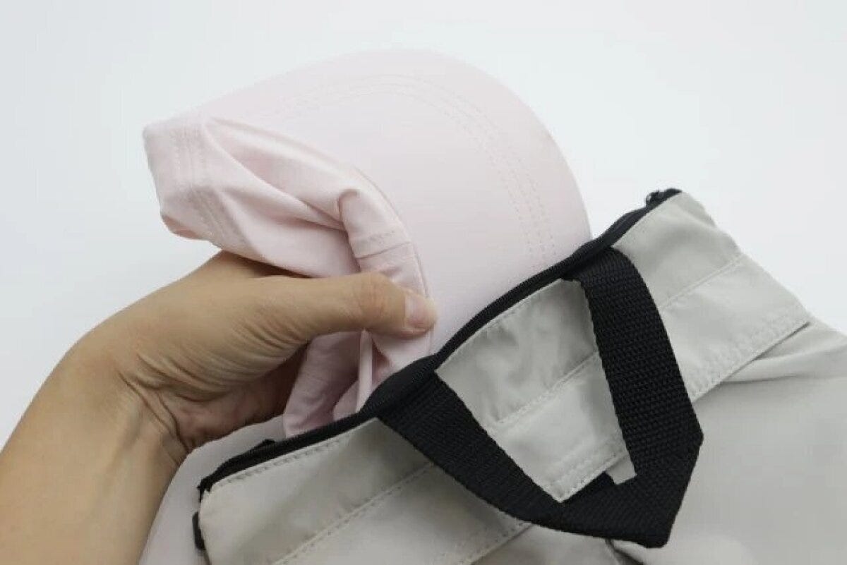 ダイソー　レディーススポーツキャップ（ブラック、ピンク）　持ち運び