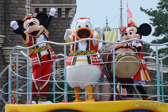 「おんどこどん!」ミッキー、ドナルド、ミニー