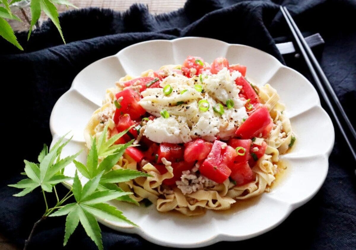 花形皿に豆腐皮とトマトの冷やし中華 花形皿に豆腐皮とトマトの冷やし中華