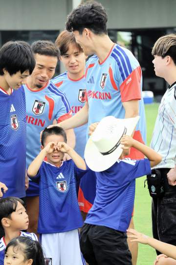 長友佑都が子どもたちとの記念撮影で神対応 泣きわめく子をなだめる「写真撮りたくないの？」