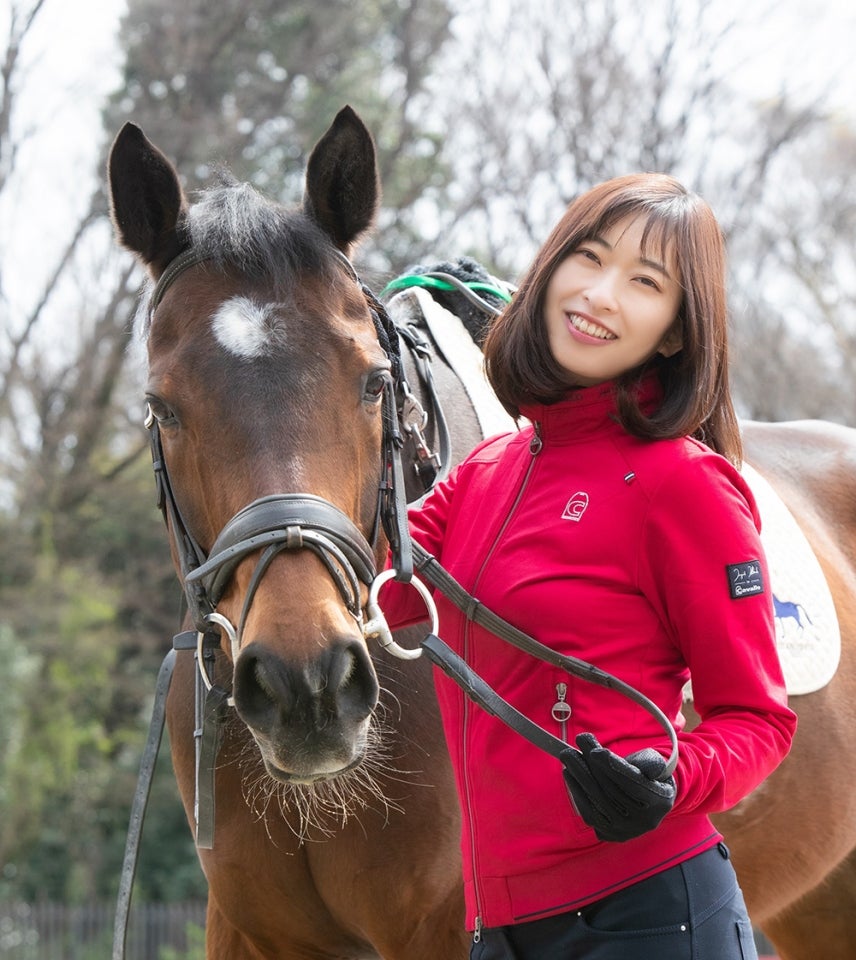 グラビアアイドル・倉持由香、競馬ゲーム宣伝大使として生まれて