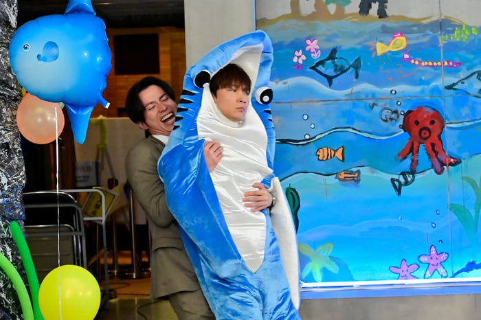 藤森慎吾、綾野剛 「恋はDeepに」第5話より(C)日本テレビ