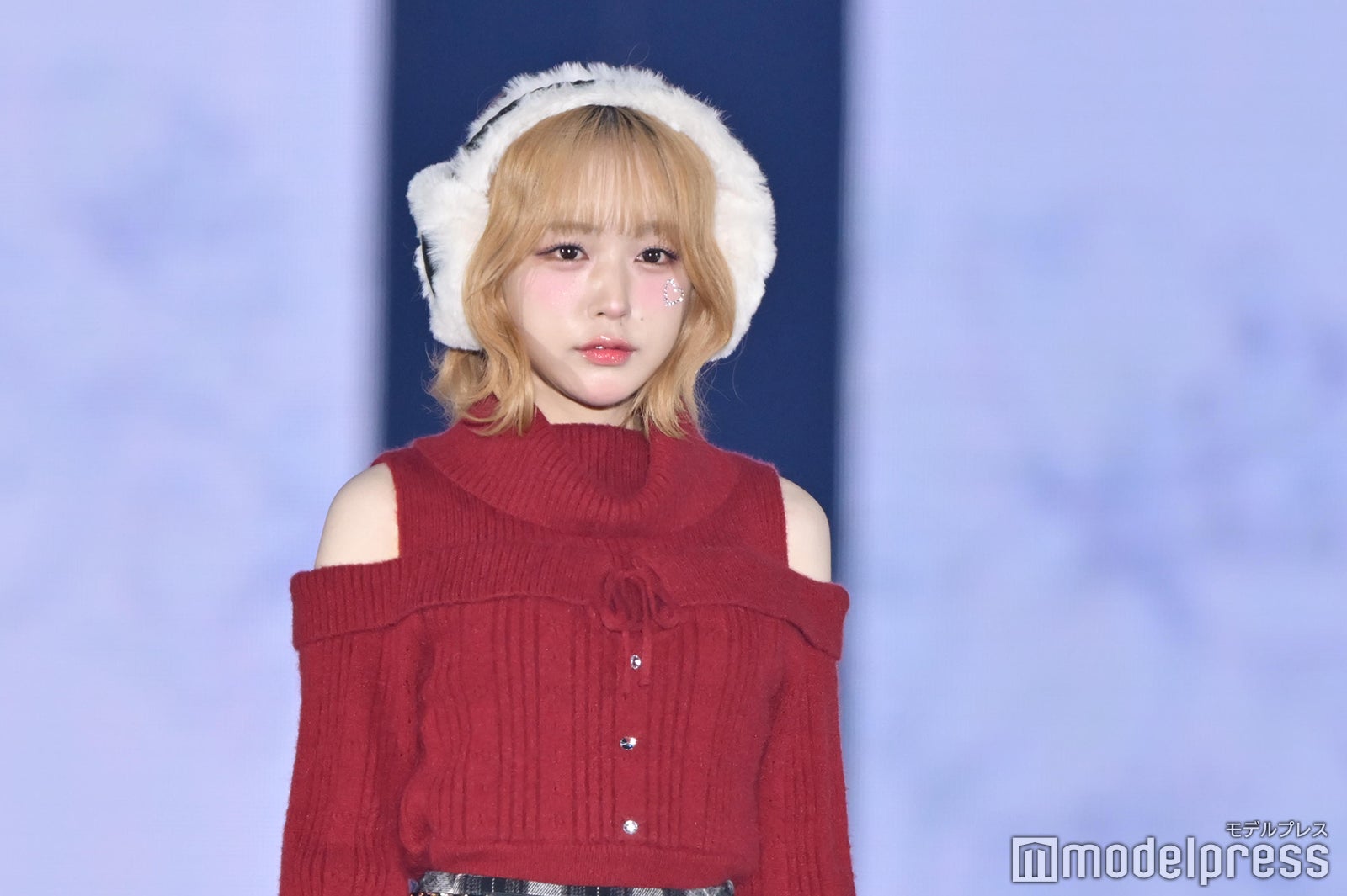 なえなの、オフショル＆ミニスカで美スタイル際立つ「金髪×赤ニット最強に可愛い」「憧れ」の声【ガルアワ2025AW】