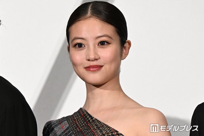 今田美桜「頭にネクタイ」ショットが話題「酒豪役面白い」「可愛すぎる」