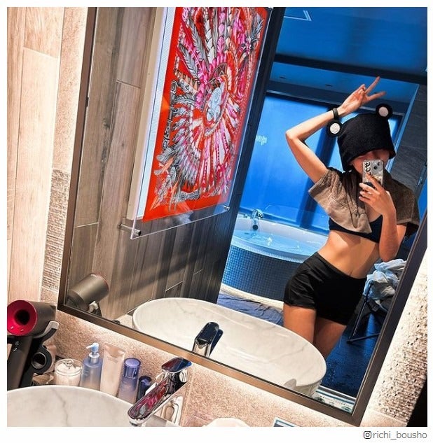 クロちゃんと真剣交際中・リチ、美ボディ披露 “混浴サウナデート”動画に「幸せそう」「スタイル良すぎ」の声