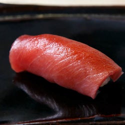 看板なし、大人のための隠れ家「鮨屋」がここ!温度のマジックが寿司をうまくする神楽坂『すし ふくづか』