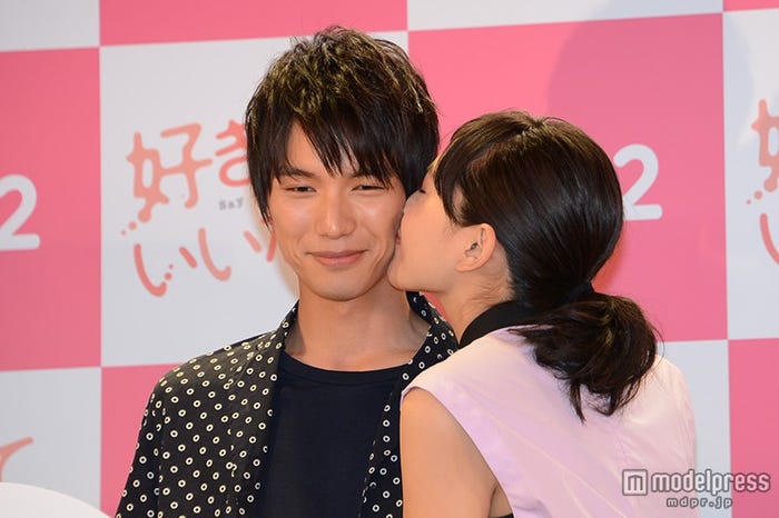 福士蒼汰(左)の頬にキスをする川口春奈(右)