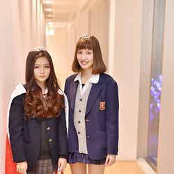 「関西女子高校生ミスコン2014」グランプリの“みゆ”こと桜井美悠さん（左）、準グランプリの“あやか”こと金城絢香さん（右）