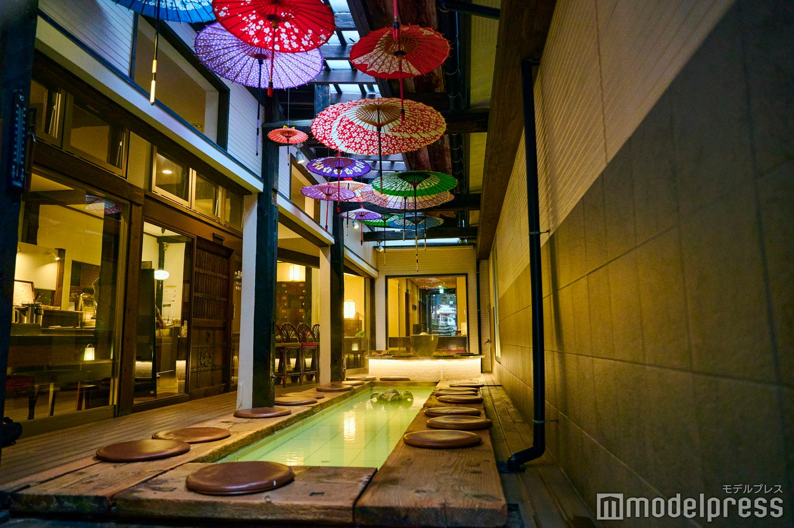 足湯カフェ（C）モデルプレス