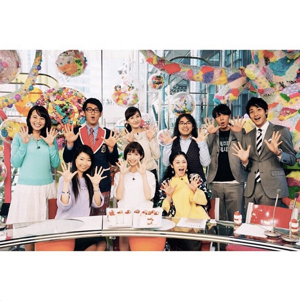 「PON!」レギュラー陣に祝福された篠田麻里子(手前中央)/篠田麻里子Instagramより