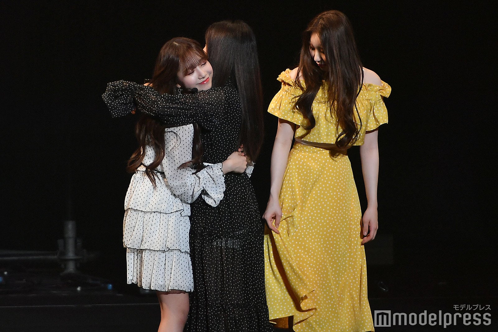 ドット柄同士と言われくっつくチョ・ユリとカン・ヘウォン／IZ*ONE （C）モデルプレス