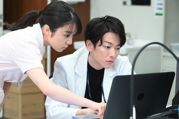 上白石萌音、佐藤健/「恋はつづくよどこまでも」第3話より(C)TBS