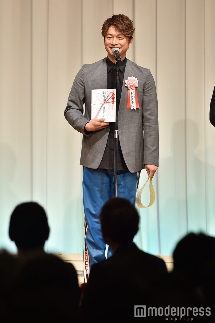 香取慎吾/グレーのジャケットにGUCCIのブルーパンツ (C)モデルプレス