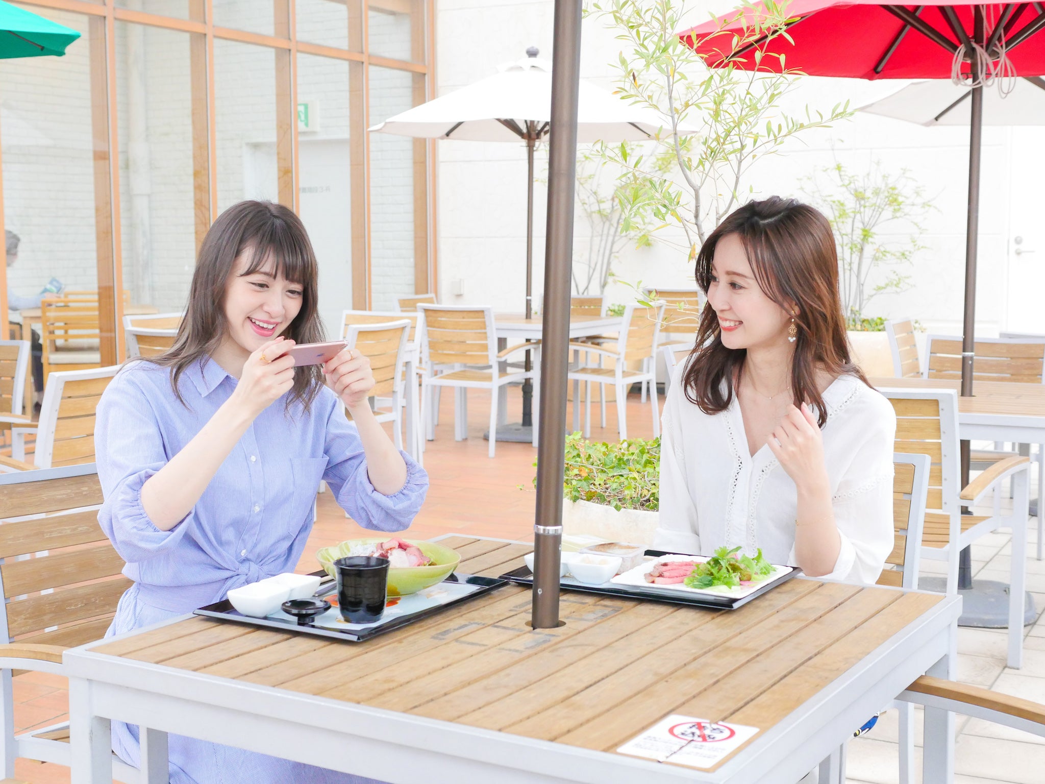 リゾート感溢れるテラス席（C）モデルプレス