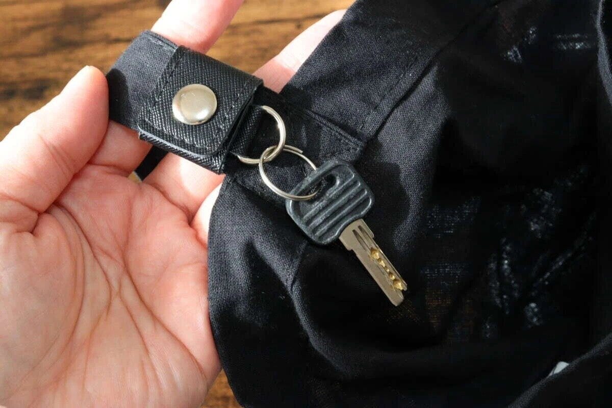 黒いバッグの持ち手に鍵を付けたキーホルダーステーション 黒いバッグの持ち手に鍵を付けたキーホルダーステーション