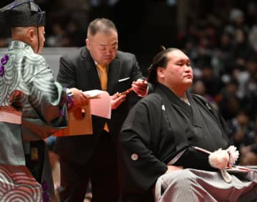 どん底の照ノ富士を支えた元付け人が断髪式に参加「こみ上げるものがありました」