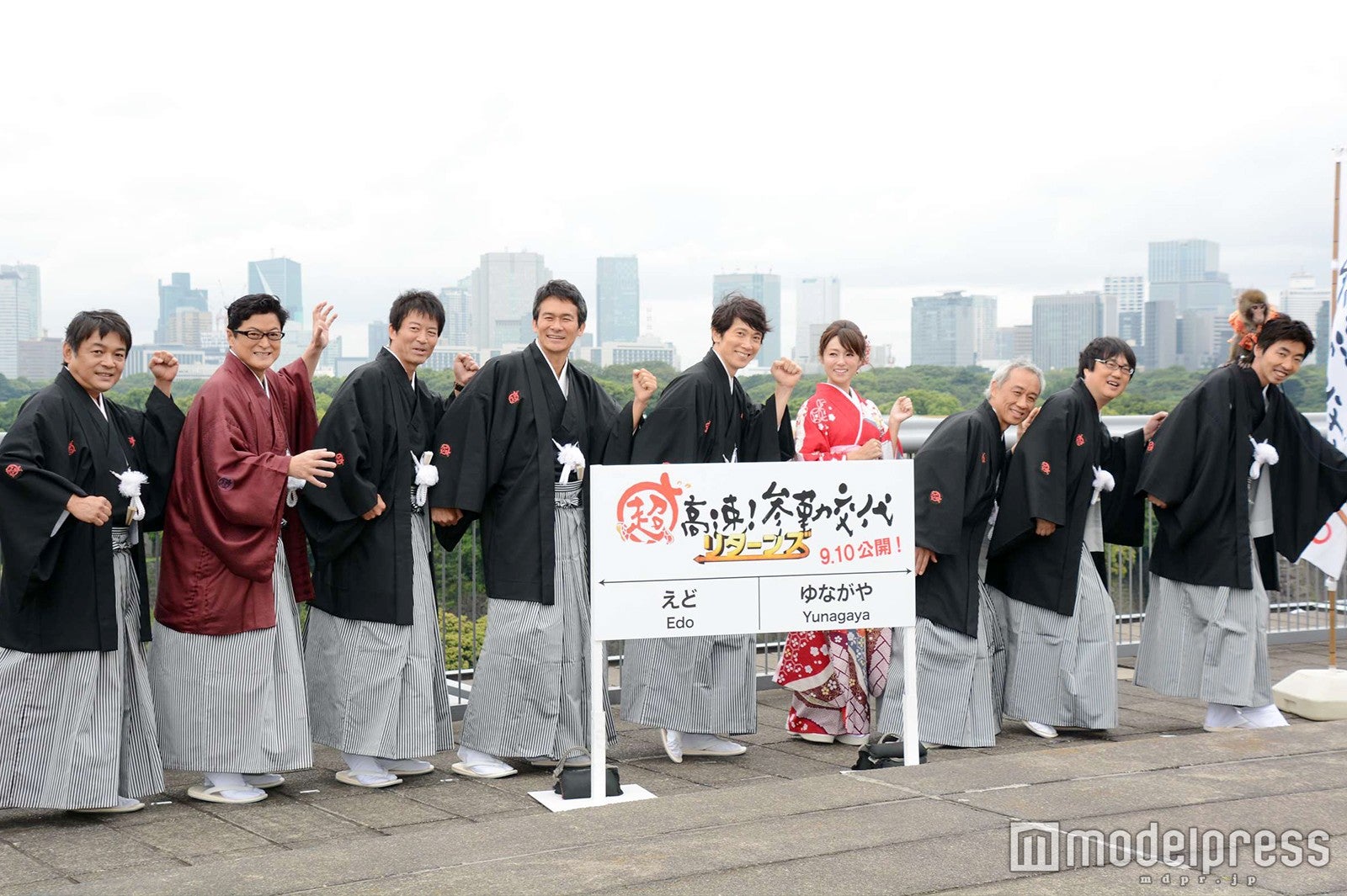 （左から）本木克英監督、陣内孝則、寺脇康文、伊原剛志、佐々木蔵之介、深田恭子、西村雅彦、六角精児、柄本時生（C）モデルプレス