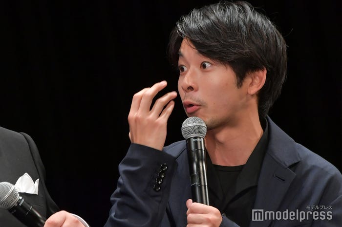 長澤まさみのものまねをする太賀/泣いた時(C)モデルプレス