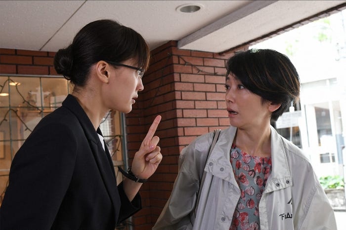 綾瀬はるか、麻生祐未/「義母と娘のブルース」第6話より(C)TBS