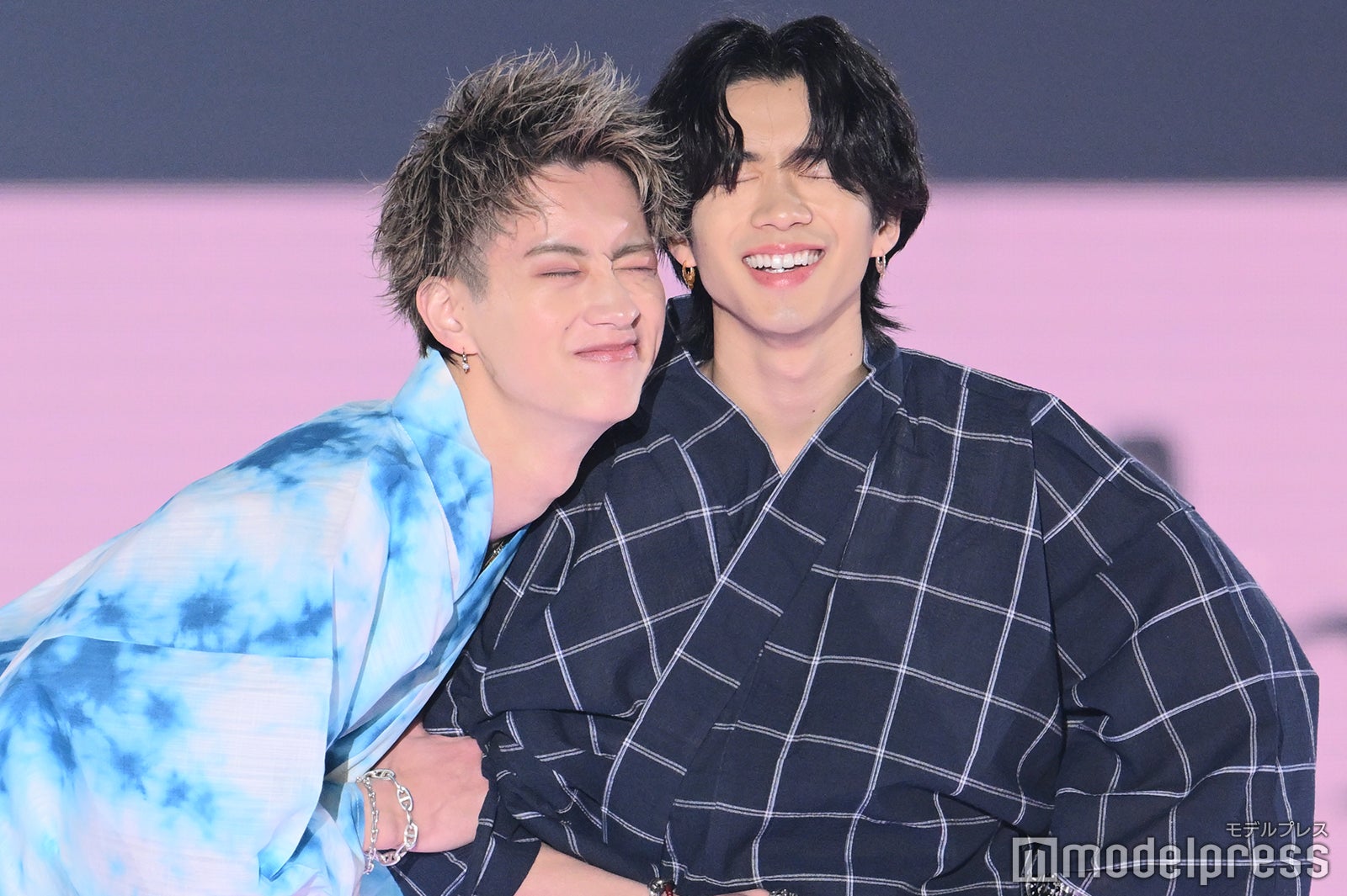 もーりーしゅーと、浴衣姿でハグ＆顔寄せ合い密着＜関西コレクション 2023 S／S＞