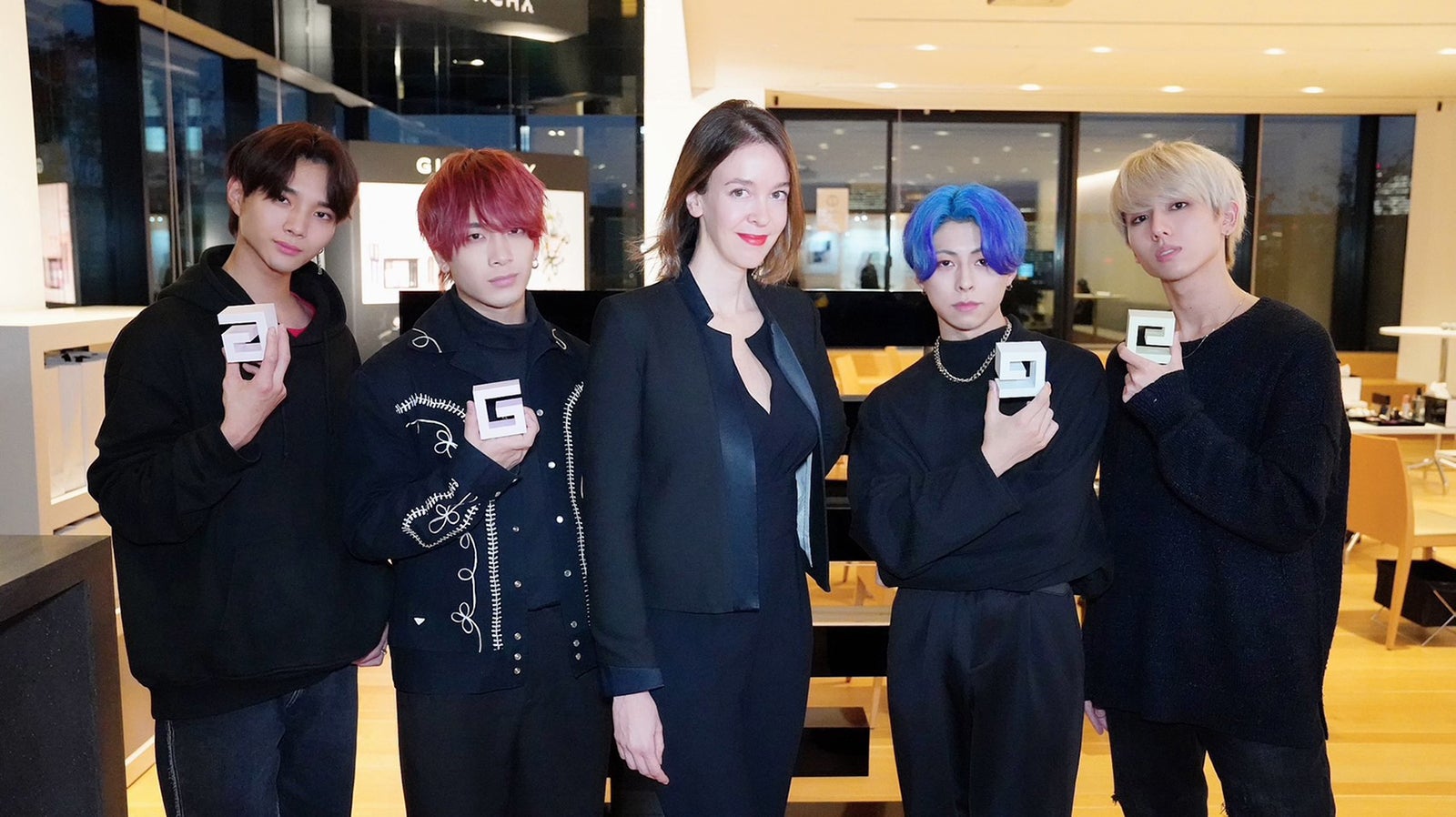 ジバンシイビューティーの日本公式アンバサダーに就任したOWV（提供写真）