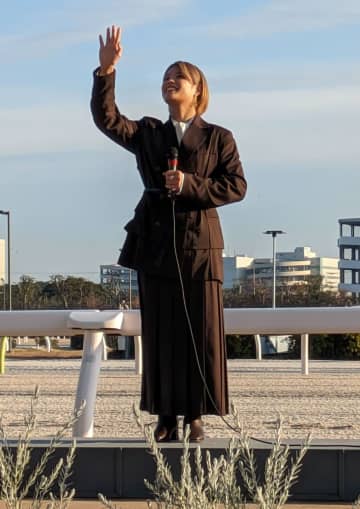 「モデルさんやん」「スタイルも最強」 大井競馬場に降臨の柔道女子金メダリストにSNS称賛の嵐 「とてもオシャレです」「ロンスカ似合うぢゃん！」