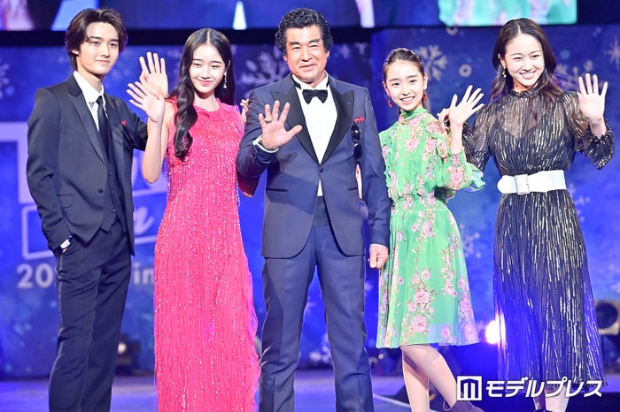 藤岡舞衣、父・藤岡弘、＆兄姉との18歳バースデー家族ショット公開「美形家族」「パパとの距離感素敵」