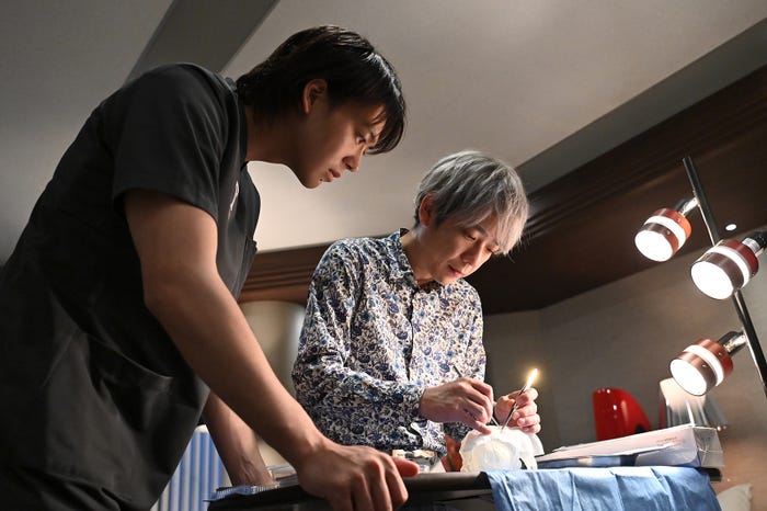 竹内涼真、二宮和也「ブラックペアン シーズン2」第4話より(C)TBS