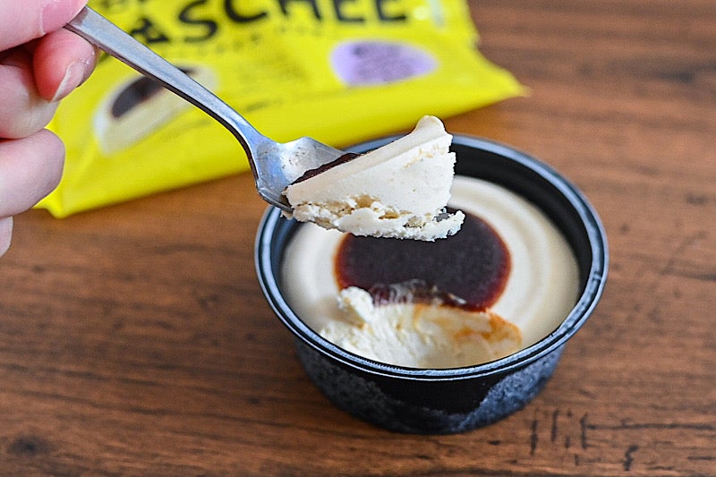 ローソンのカップアイスバスチーをスプーンですくっているところ