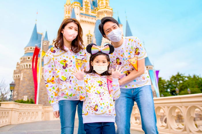 Tシャツ各2,600円(100cm~120cm)各2,900円(130cm~150cm)各3,200円(S,M,L,LL)3,500円(3L)/パーカー各4,300円(100cm~120cm)各4,600円(130cm~150cm)各5,200円(S,M,L,LL)3,500円(3L)カチューシャ2,300円(C)Disney