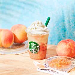 モデルプレス - スタバ「ピーチ オン ザ ビーチ フラペチーノ」桃のみずみずしさ&果肉感弾ける