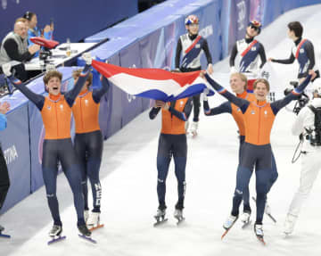 「おいおい世界に広まってるぞw」鍵山優真の「ティナ固定法」が各国選手に拡大！？オランダチームの姿にSNS沸く「秘技伝授」「技の名称をカギヤマに」