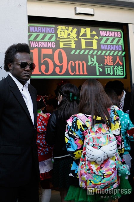 身長確認ゲートとセキュリティによる身長チェックを実施