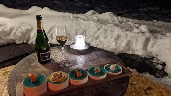 雪を見ながら5品のアミューズと食前酒を