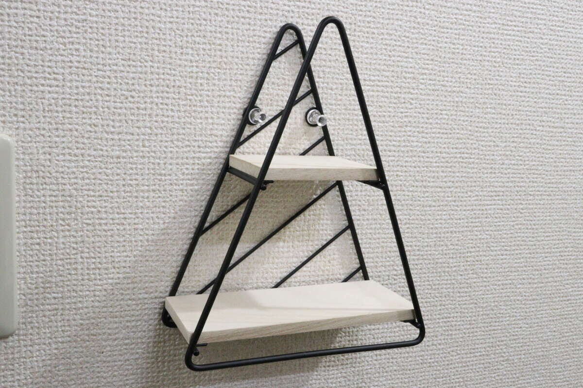 ダイソーのスチール壁掛けインテリア収納（木製棚、三角形）使用例1