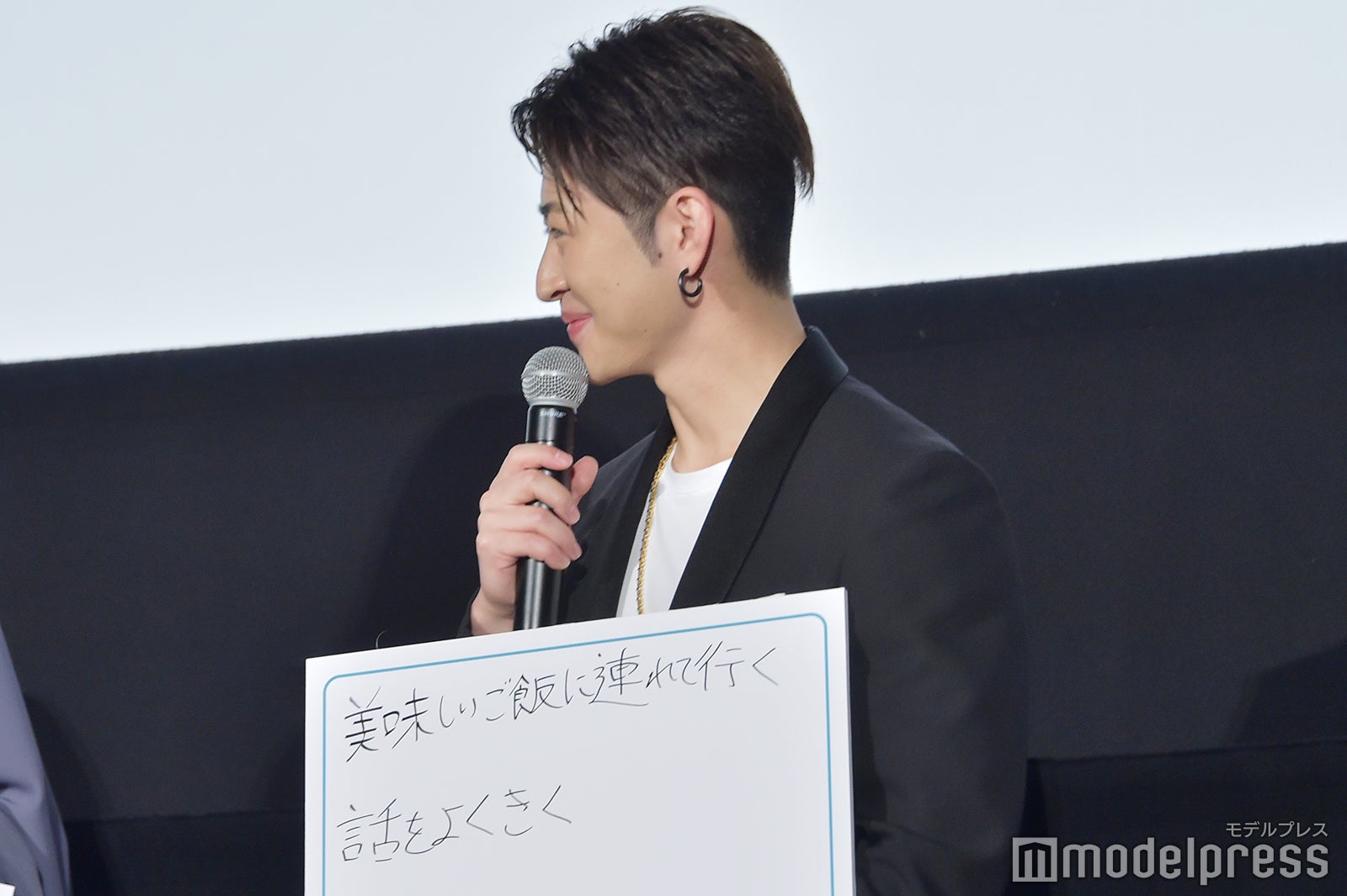 吉田羊に褒められてにんまりする佐野玲於 （C）モデルプレス