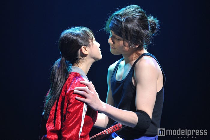 渾身の演技を披露する松井玲奈(左)/公開ゲネプロの様子(C)モデルプレス