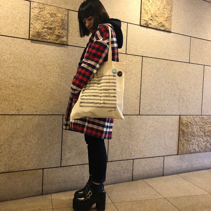 私のグッズのChoiceバックと。普段使いできる優れものです!同じくグッズの缶バッジと一緒に使うのがおススメです!笑/山出愛子 (提供写真)