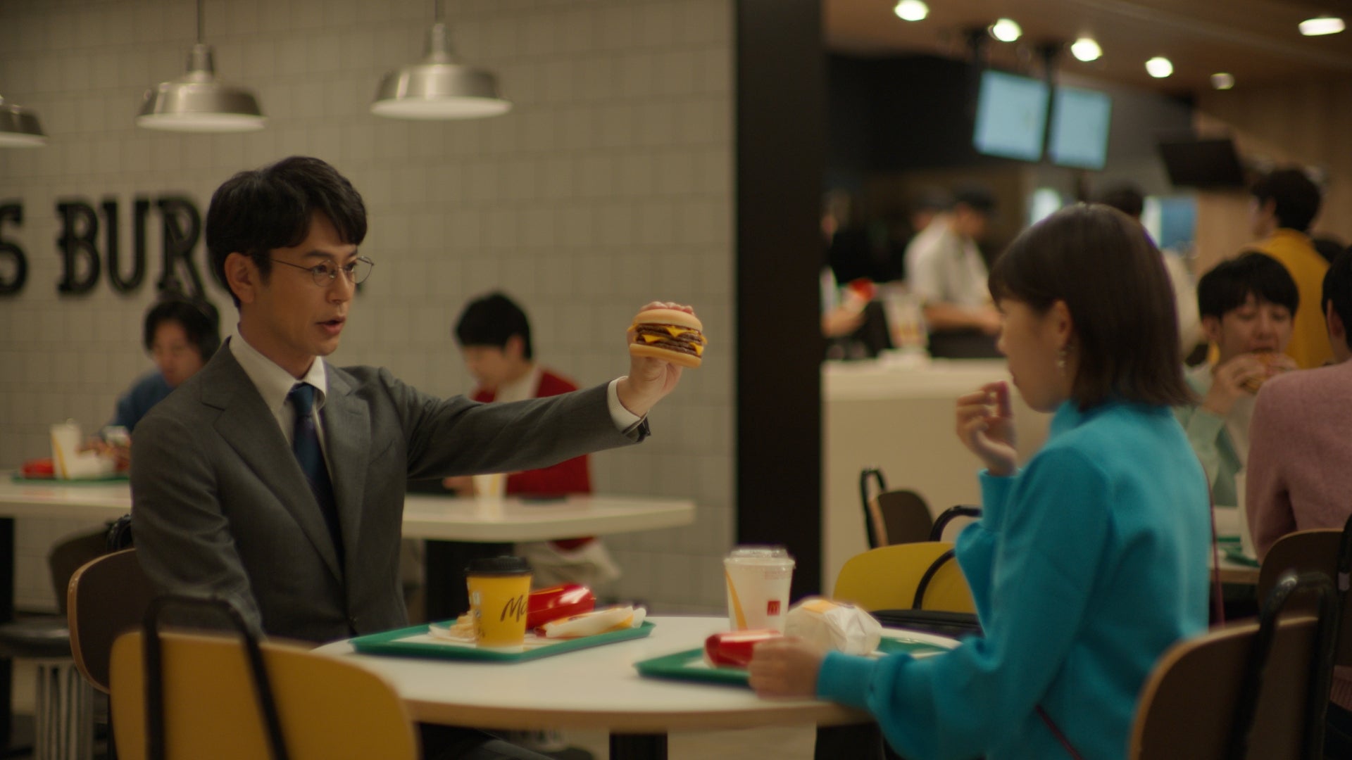 妻夫木聡、伊藤沙莉「夜マック『夜のマックは…倍バーガー』篇（30秒）」より（提供写真）