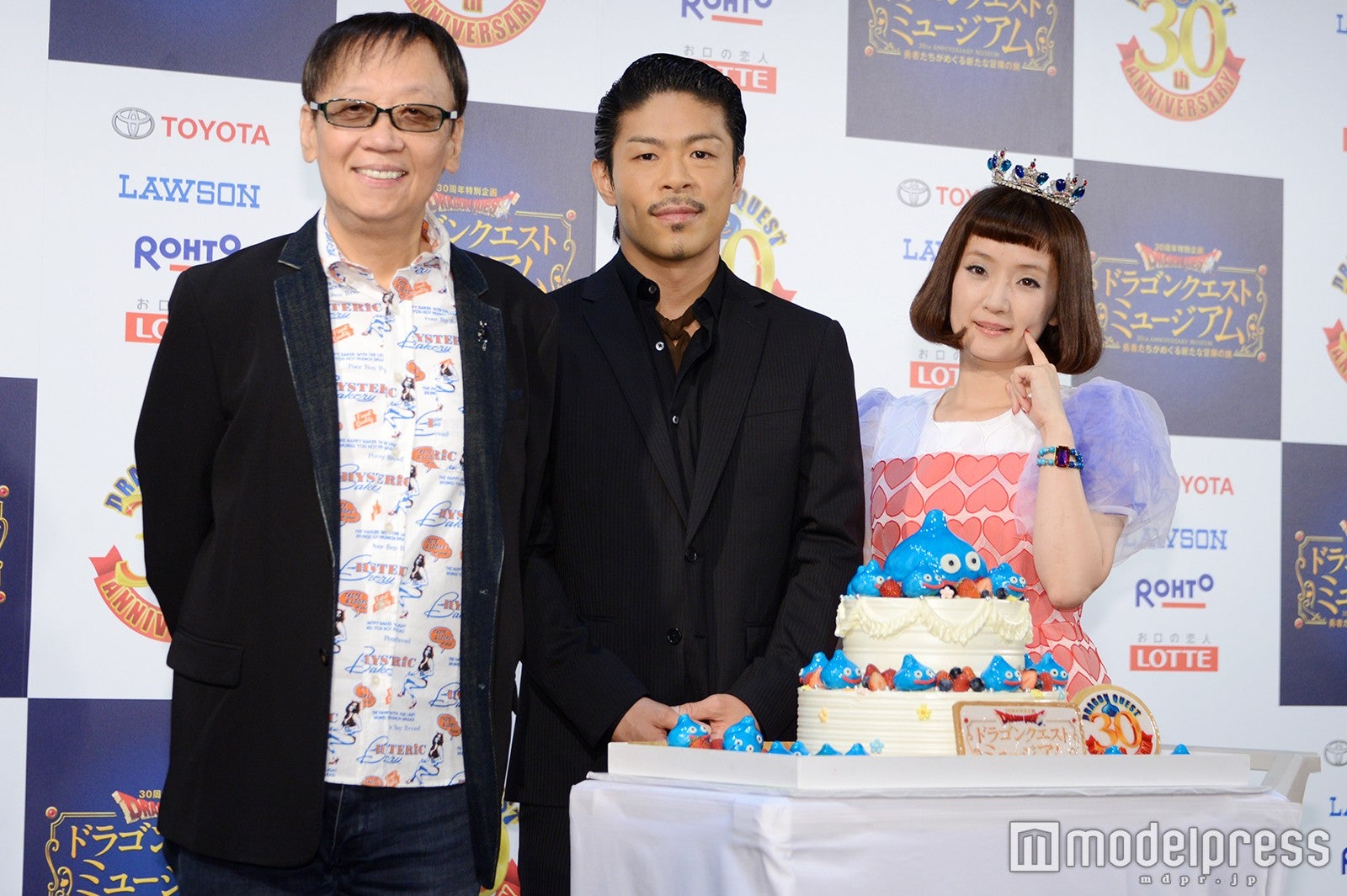 （左から）堀井雄二氏、松本利夫、千秋（C）モデルプレス