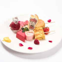 おそ松×ハローキティ おでんケーキプレート¥1,480(税抜)(C)1976,1979,1984,1988,1996,2017 SANRIO CO.,LTD.