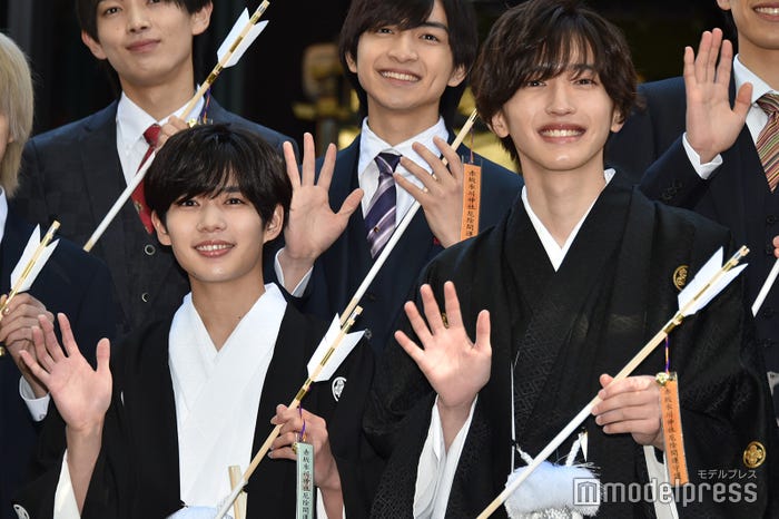 大倉忠義の提案で袴姿で登場した“新成人”長尾謙杜&道枝駿佑(C)モデルプレス