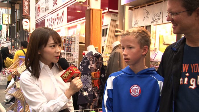 秋元真夏(左)(C)テレビ東京