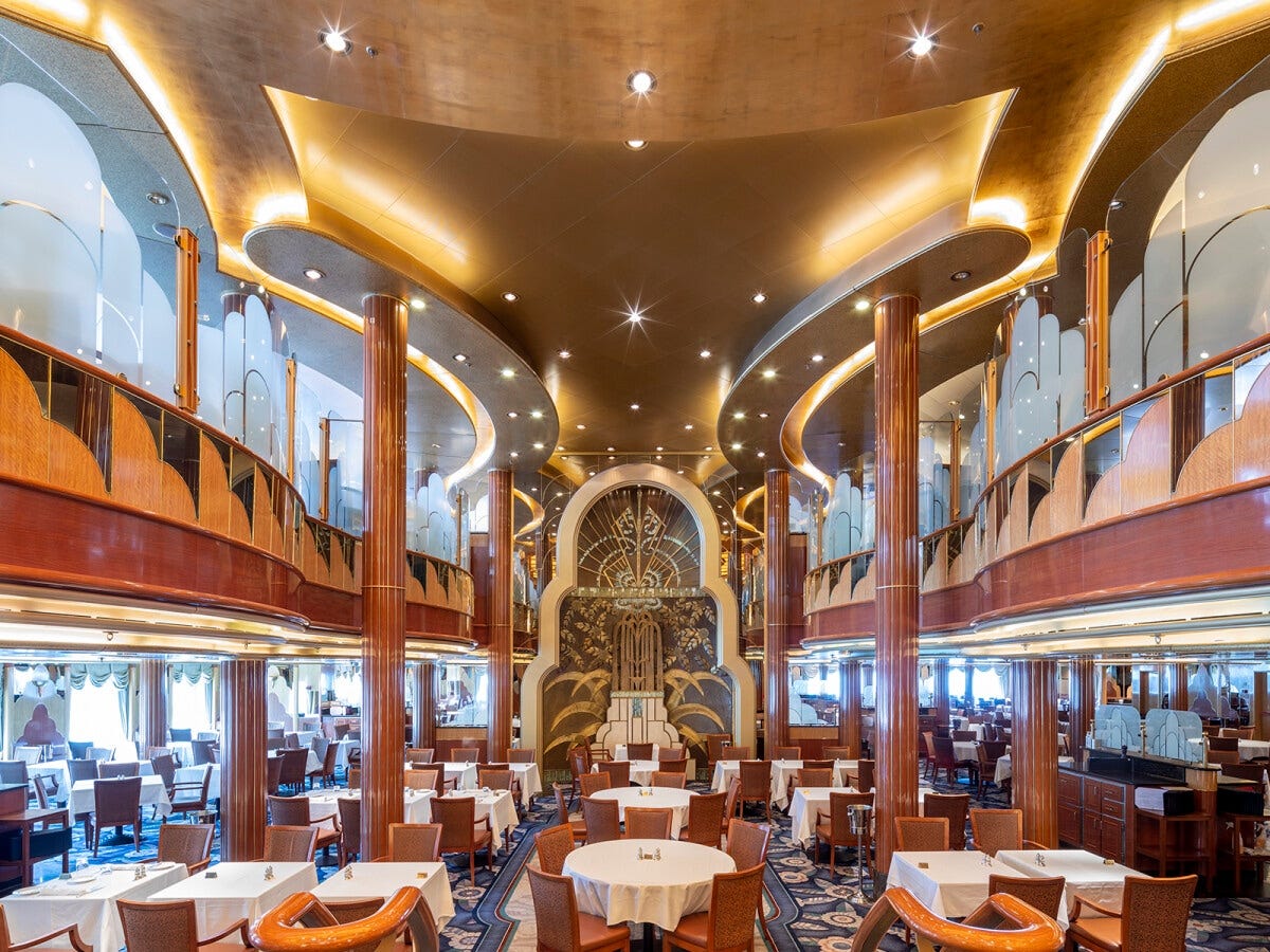 スタンダードクラスの「ブリタニア・レストラン」もこの豪華さ。まるで宮殿のよう！