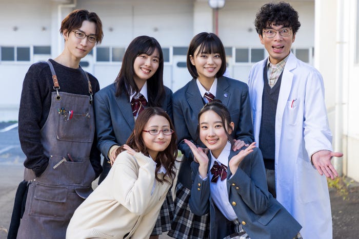 (左から時計回りに)渡辺翔太、川床明日香、深尾あむ、片桐仁、倉沢杏菜、伊藤愛依海(C)八寿子/小学館/「先生さようなら」製作委員会