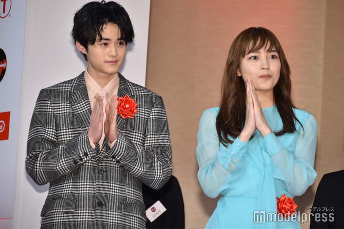 村瀬Pを見守る鈴鹿央士、川口春奈 (C)モデルプレス