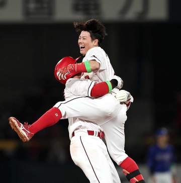 広島・ドラ3勝田プロ初安打がサヨナラ打！ドラ1平川プロ初安打が同点打「最高で～す！」 新人コンビで30年ぶり開幕戦サヨナラ勝ち