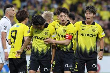 柏、4発快勝で2連勝 暫定3位浮上 浦和はGK西川周作がJ1最多出場記録達成も悪夢の4失点